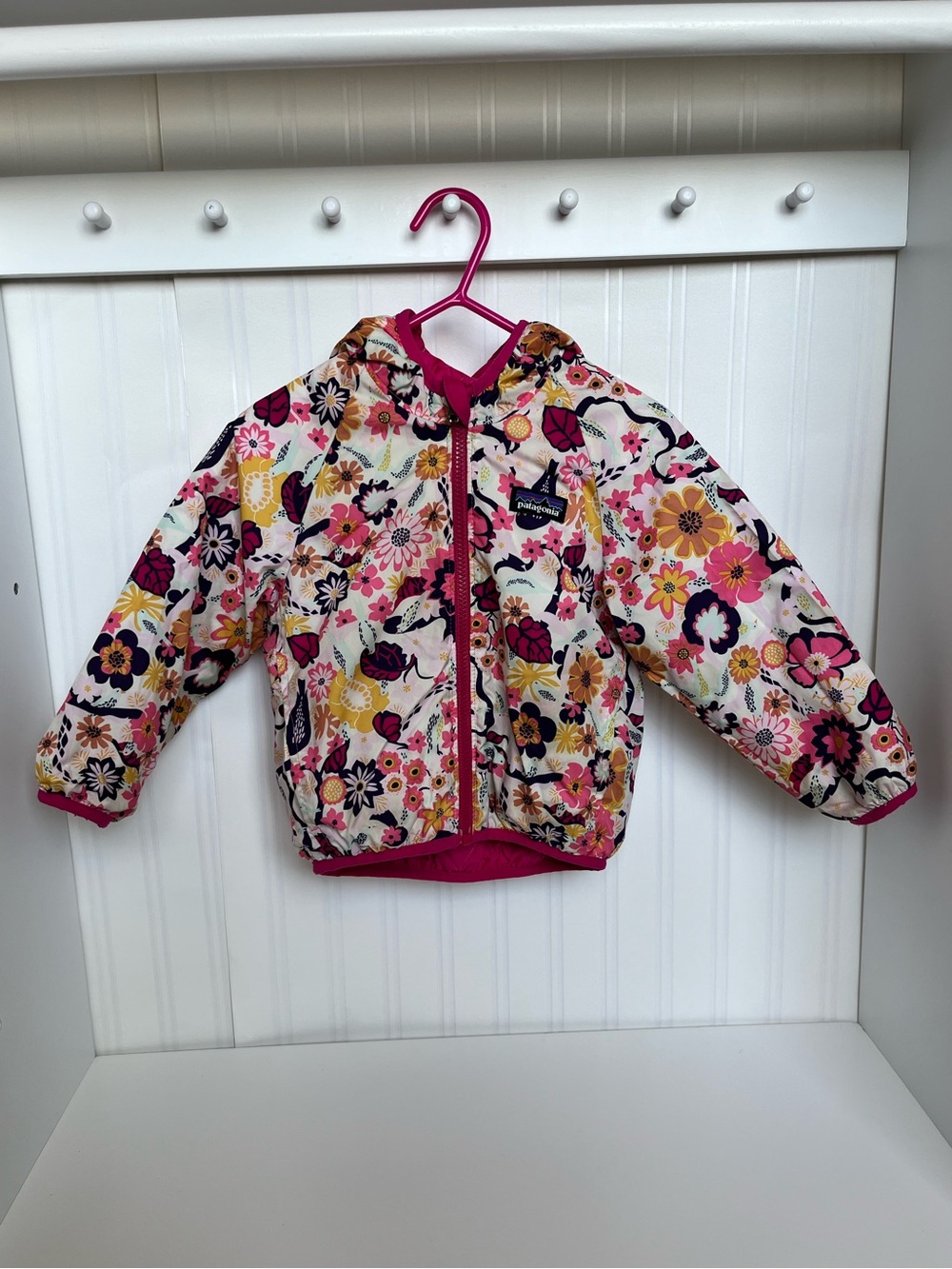 Patagonia 2T Toddler Girls Floral Hooded Jacket in Pink & Multi